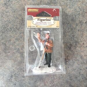 NEW Lemax Clearing the Walk 62273 Figurine Christmas Village Retired 2006-2014